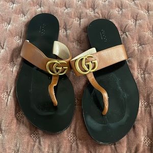GUCCI - leather thong sandal with double “G” size 38 1/2